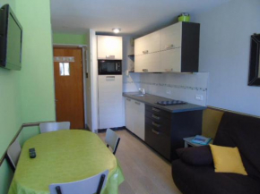 Charmant studio cabine 4 pers avec balcon, proche télécabine, commerces et ski, Valfréjus - FR-1-561-102